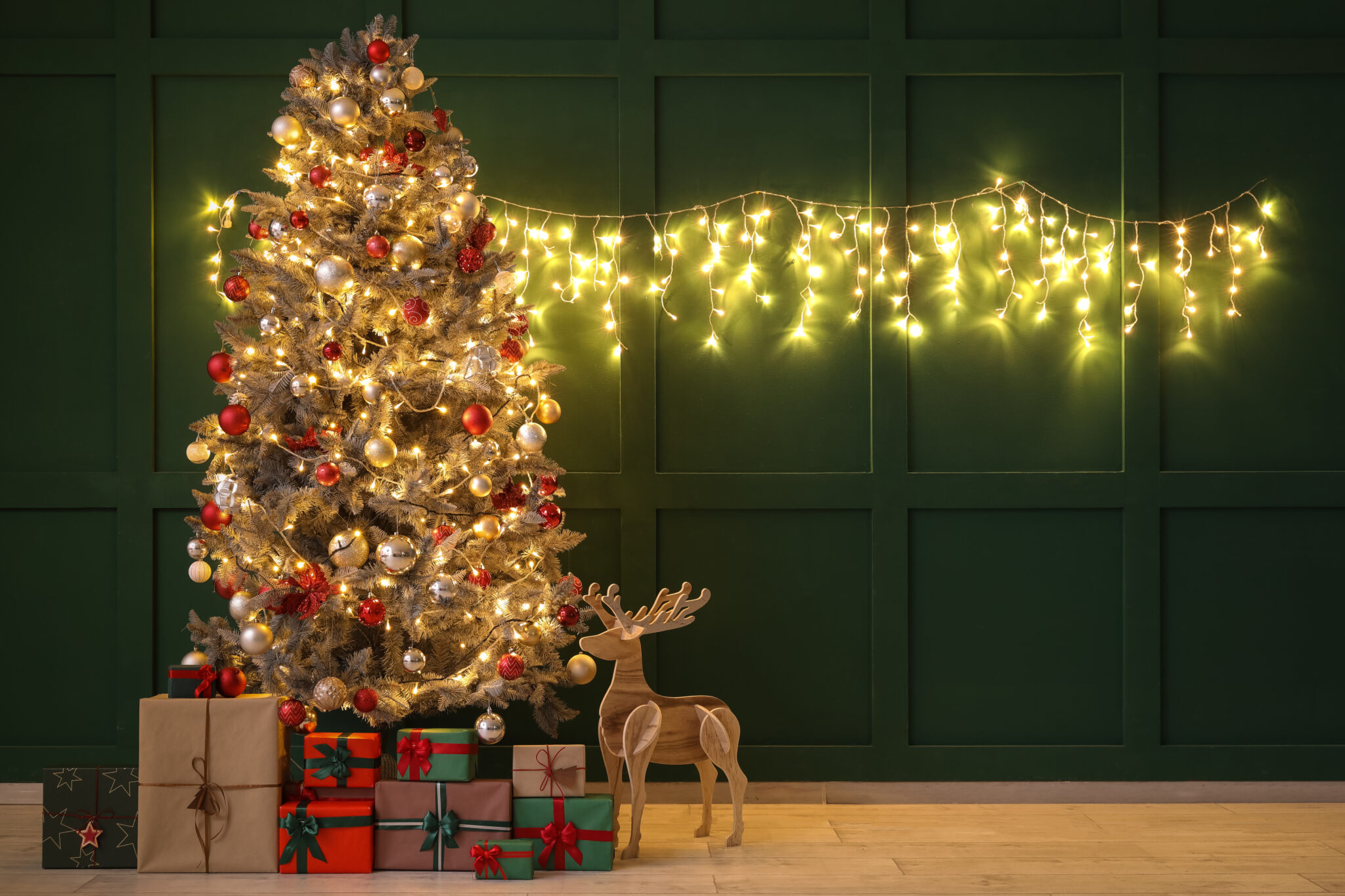 A Christmas Tree with Top 5 Eco-Friendly Gadgets for Christmas.